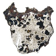 Płytka meteorytu żelazno-kamiennego Seymchan. Na wytrawionej kwasem powierzchni metalu widać układ kryształów różnych stopów żelaza i niklu (tzw. figury Widmanstättena). Pomiędzy nimi osadzoną frakcję kamienną – kryształy oliwinu / fot. archiwum autora